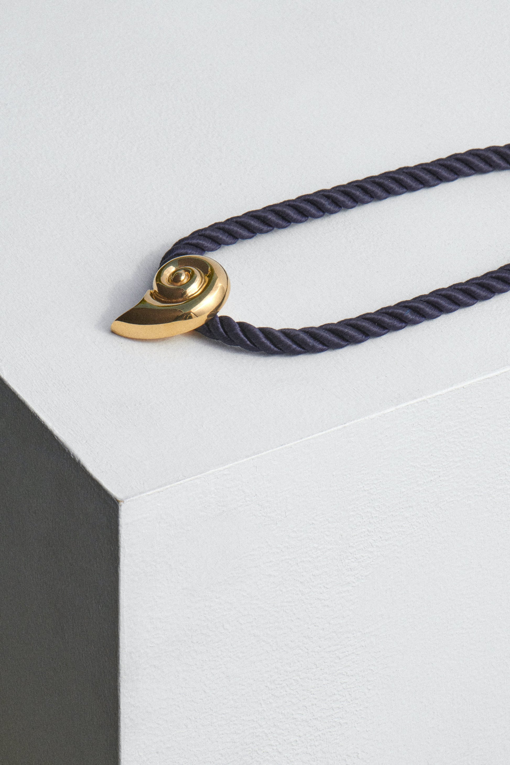 18K GOLD NAUTILUS COLLAR