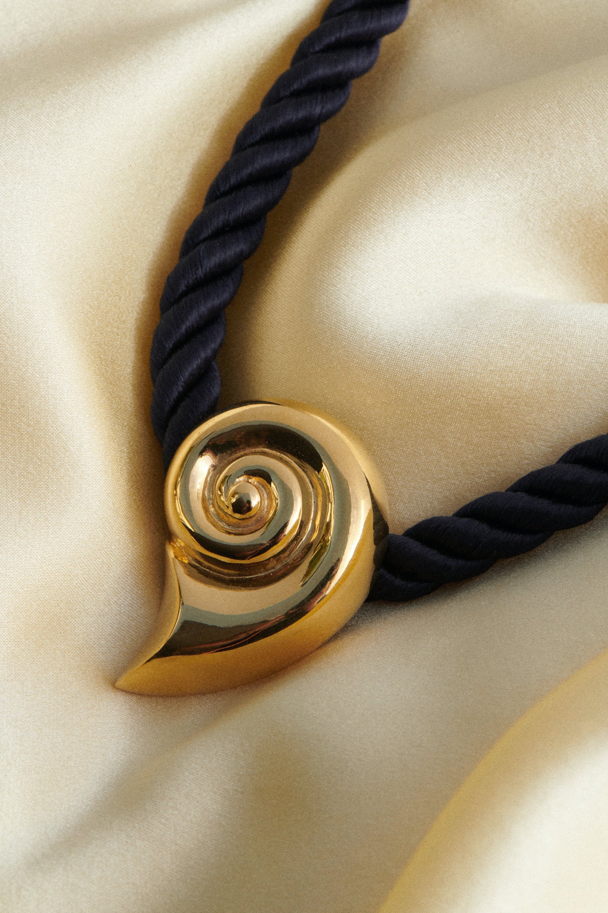 18K GOLD NAUTILUS COLLAR