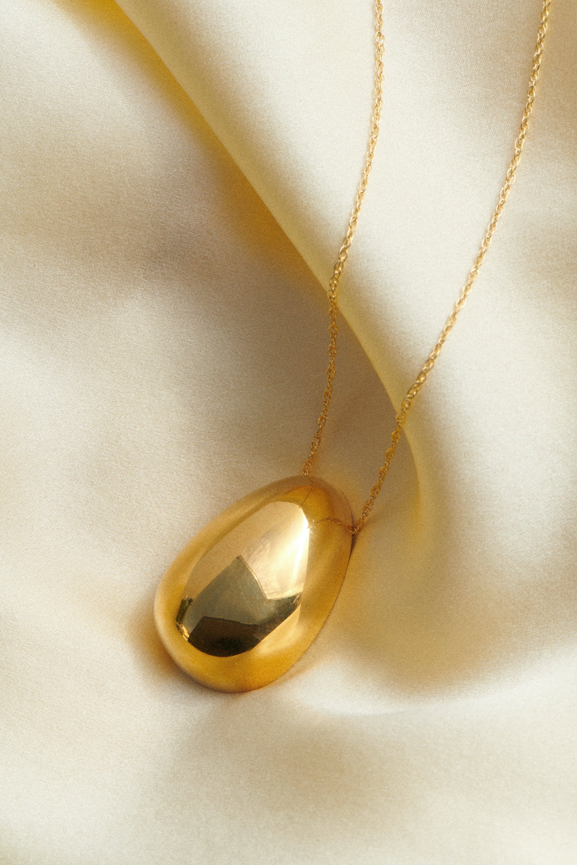 18K GOLD EGG PENDANT