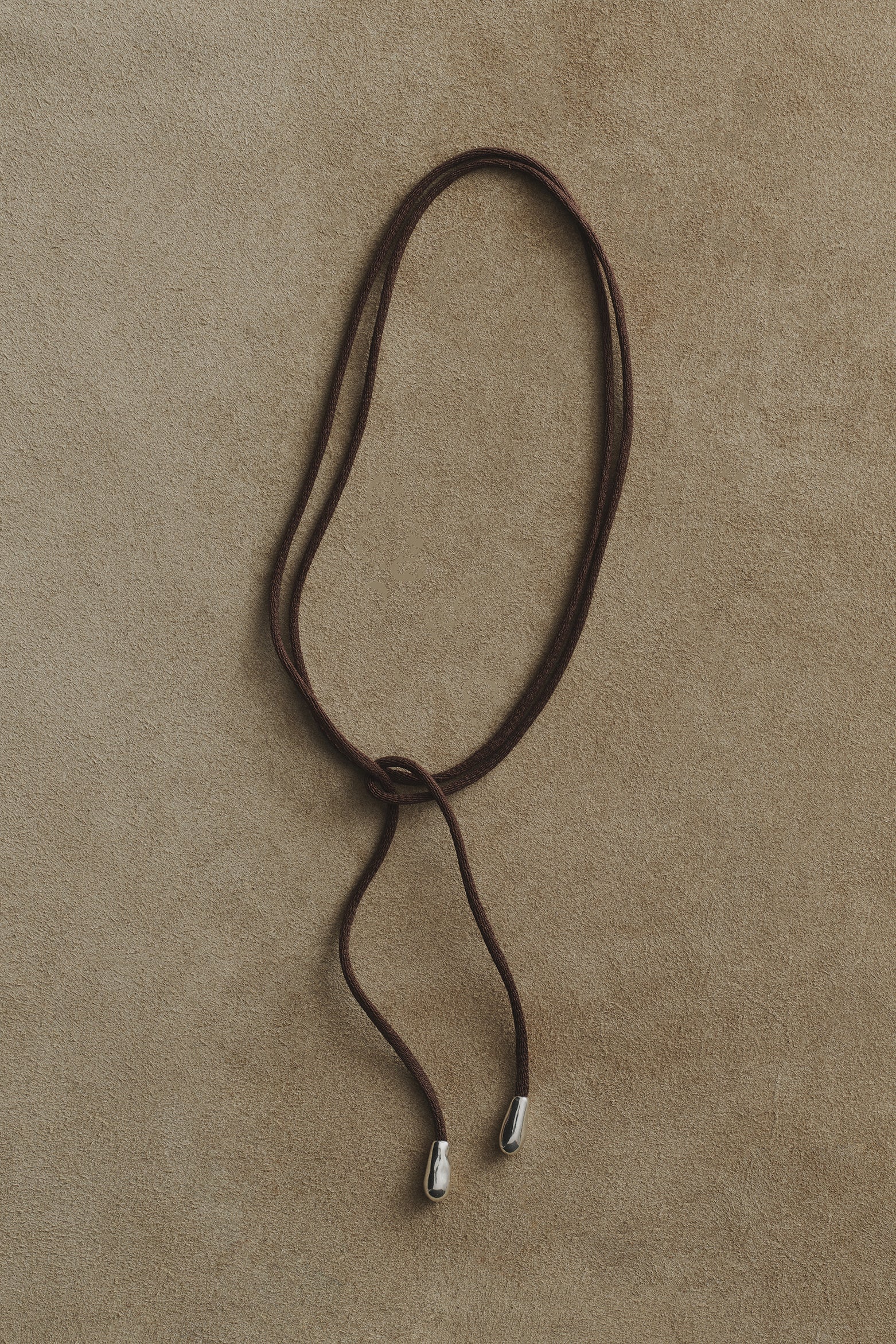 ELEGANT SHOELACE CHOKER