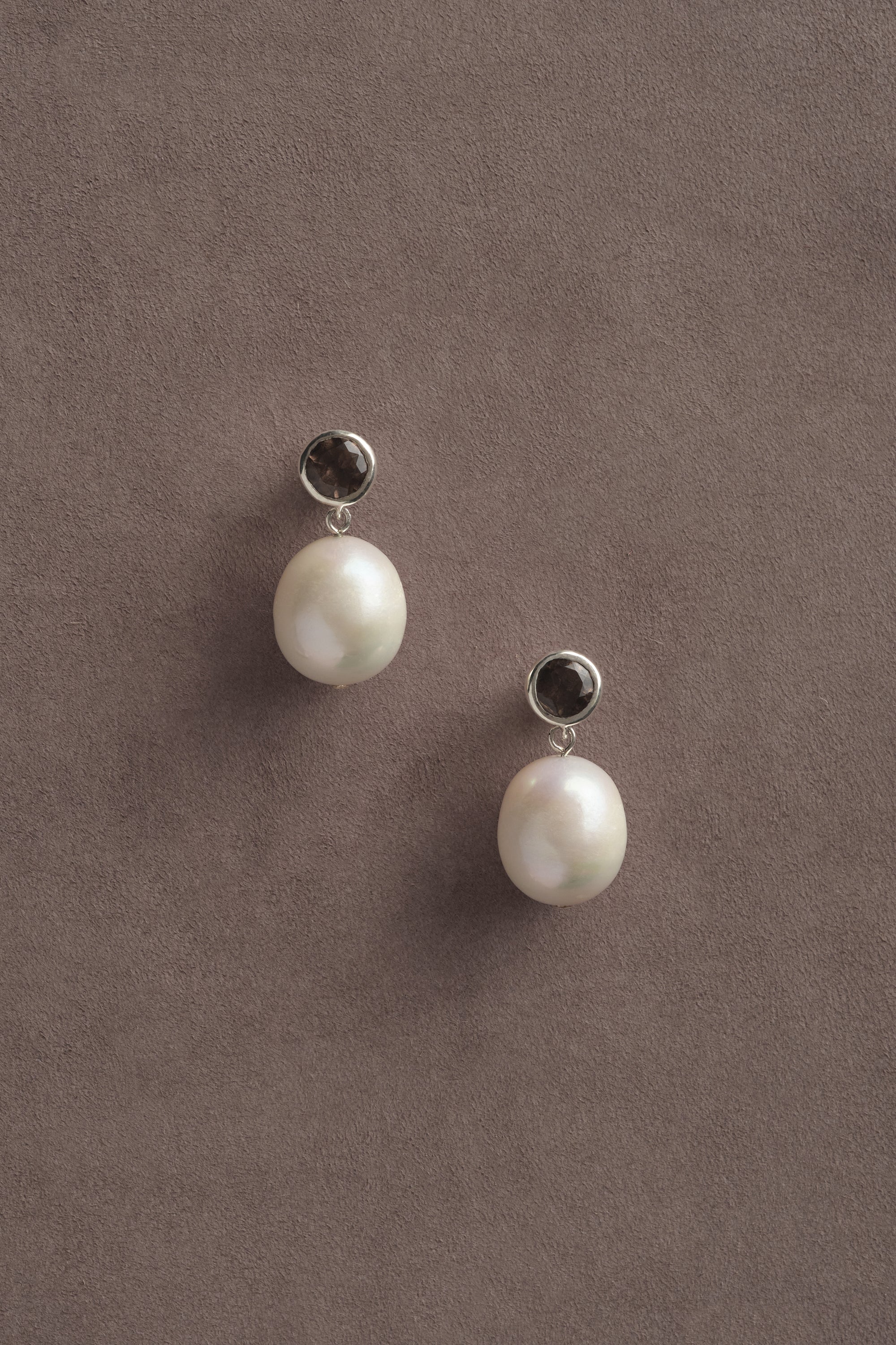 NEUE PEARL EARRINGS IN SMOKEY QUARTZ