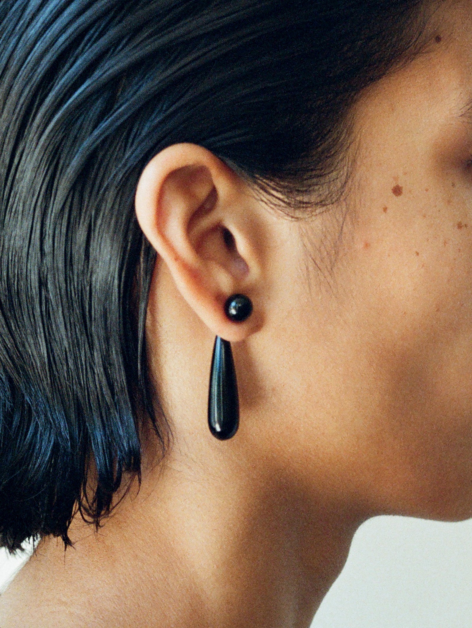 SMALL ANGELIKA EARRINGS IN ONYX